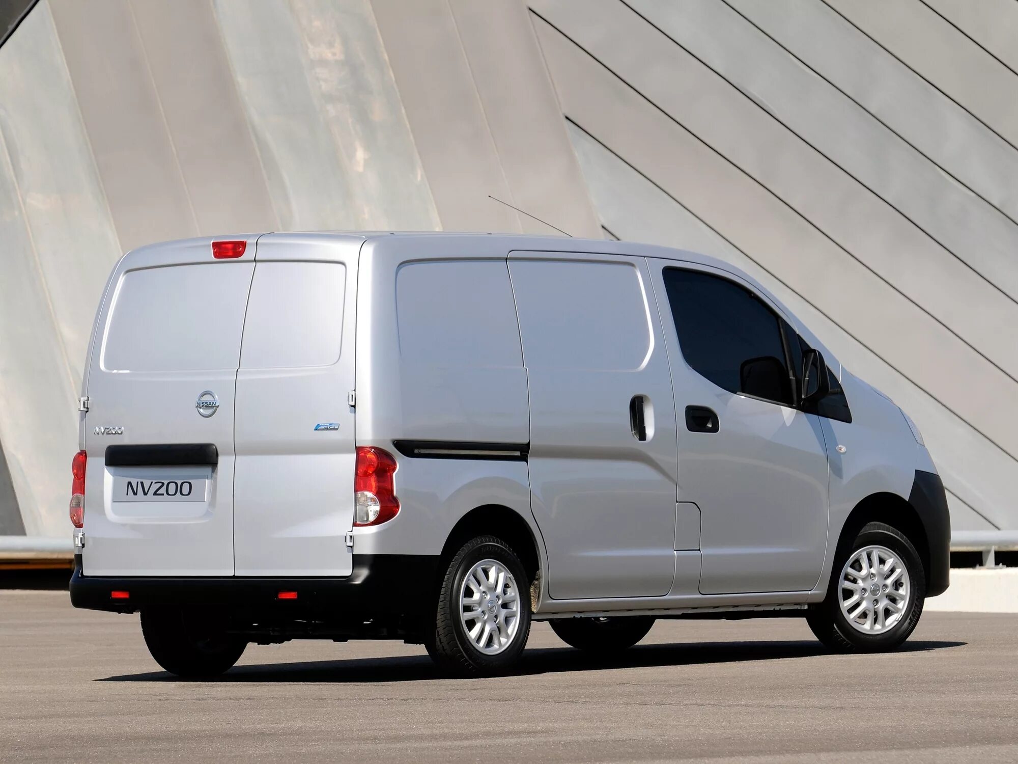 Легкие коммерческие с пробегом. Nissan nv200. Nissan nv200 грузовой фургон. Ниссан нв 200. NV 2000 Nissan.