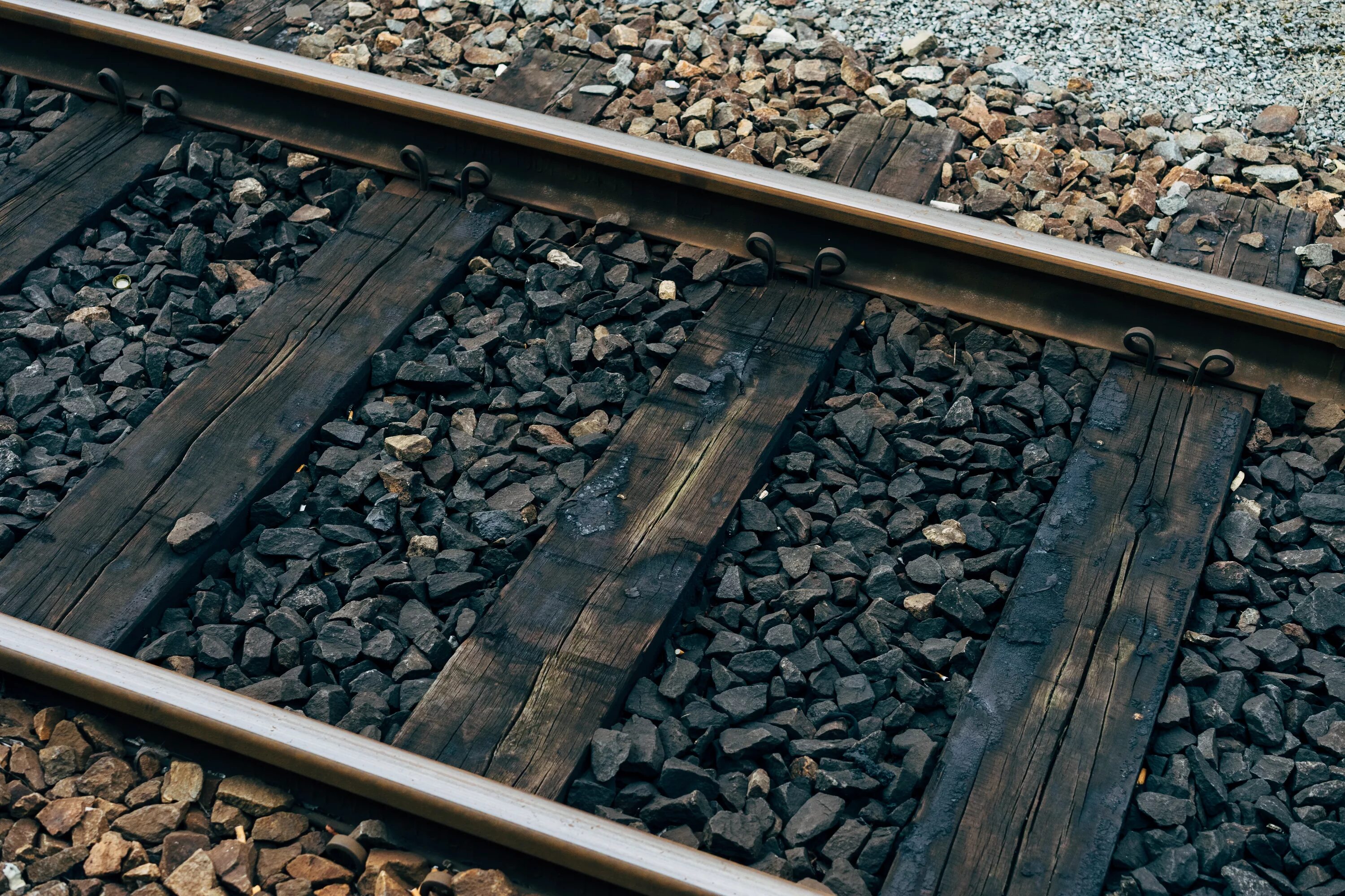 крепеж рельс р65 к шпальным блокам эстакады. балласт щебеночный для железнодорожных путей. рельсы hoesch. железная дорога с деревянными шпалами. негодные деревянные шпалы.