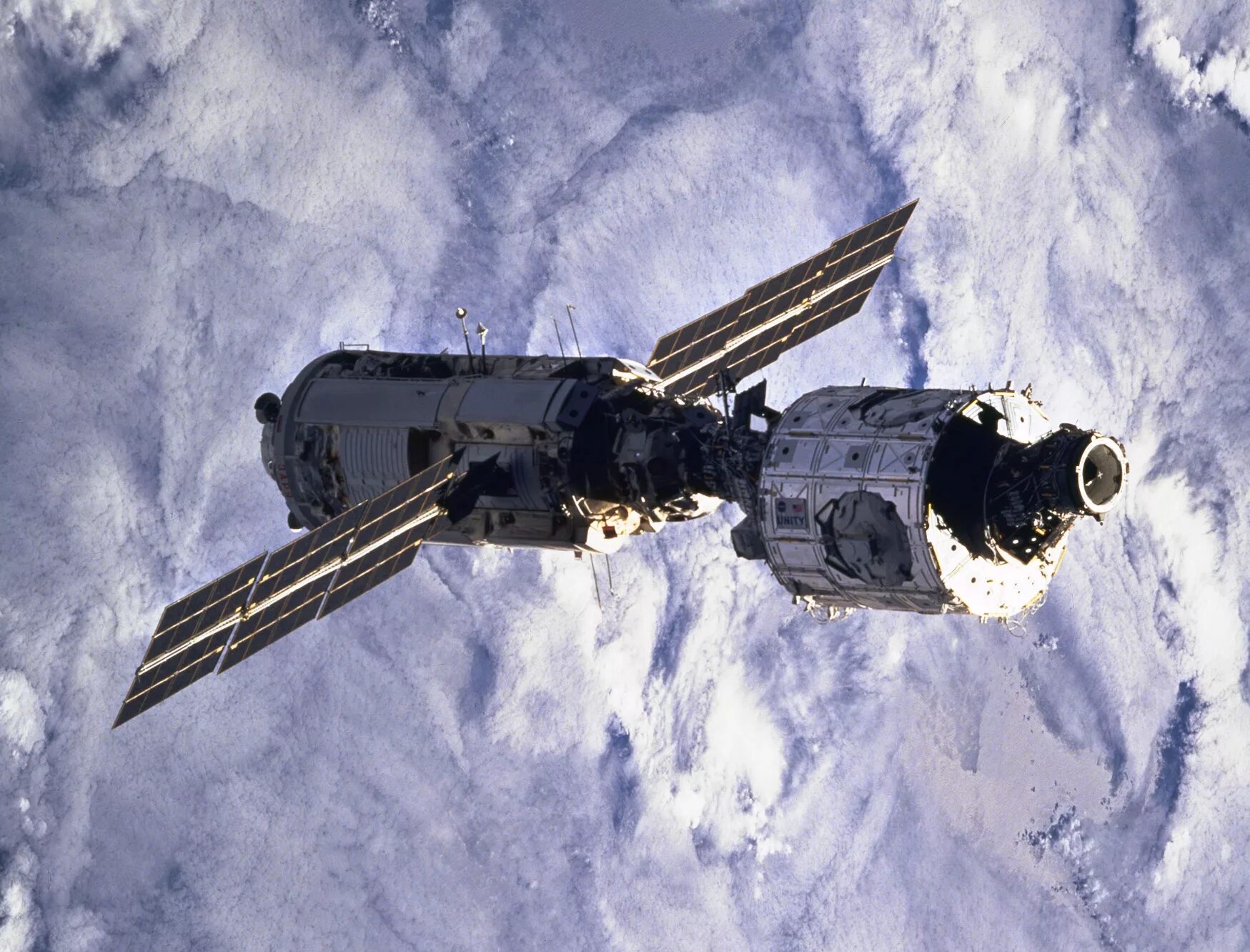 На какую сторону запускают космические корабли. Модуль Заря МКС. МКС 1998. Функционально-грузовой блок «Заря». Международная Космическая станция 1998.