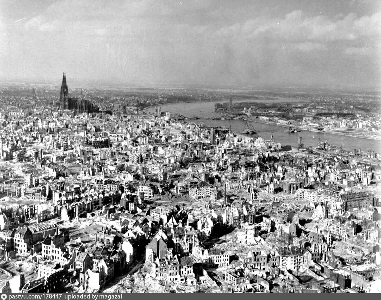 Немецкие города после войны. Разрушенный Кельн 1945. Дрезден бомбардировка 1945. Бомбардировка Мюнхена 1945. Город Кельн 1945.