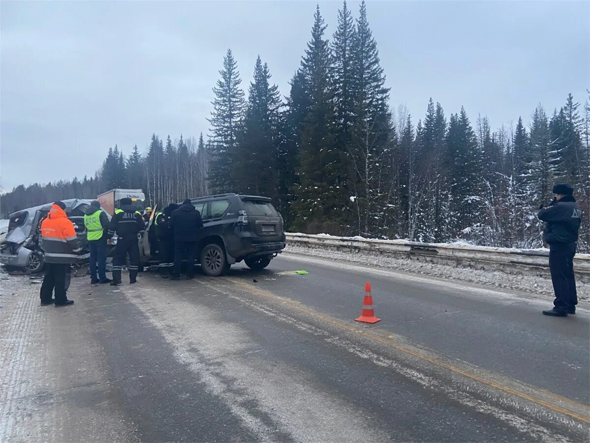 Дтп на трассе енисейск красноярск. Перевернутая машина дтп. Авария на дубровинского красноярск сегодня. Авария в песчанокопском камаз с легковой. Дтп на трассе красноярск канск.