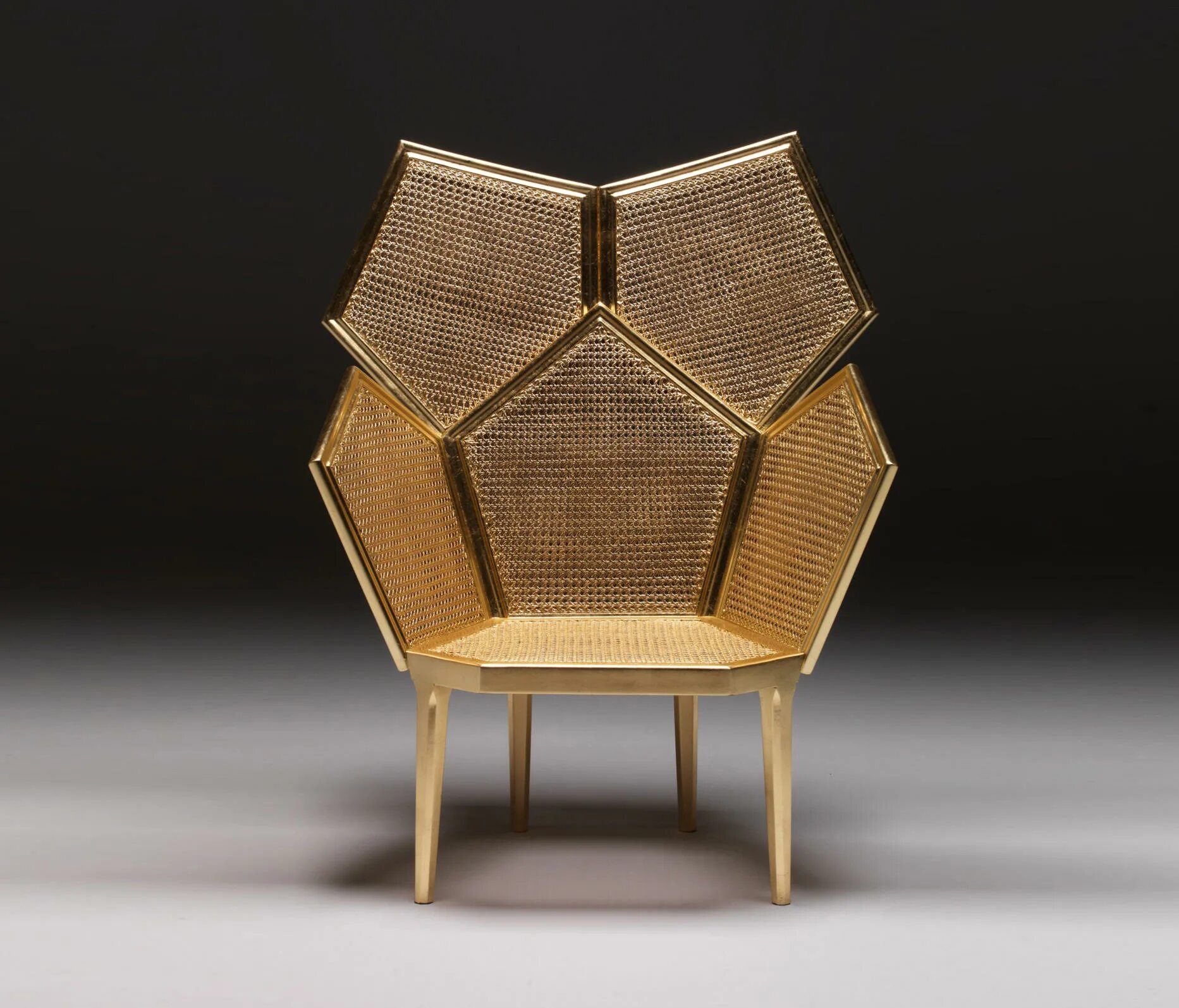 Золотое кресло. Золотой стул. Стульяс золото дизайнерские. Дизайнерские стулья золотой.