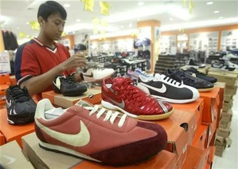 Фабрика Nike в Китае. Nike fabrika Indonesia. Завод найк во Вьетнаме. Фабрика найк в Индонезии.