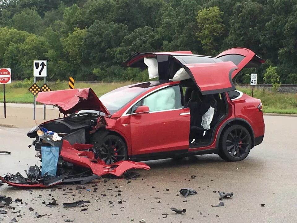 Tesla model x краш. Crash state