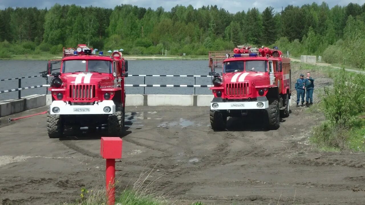 Пожарный автомобиль подача воды. Забор воды из водоема пожарной машиной ЗИЛ 131 АЦ 40. Пирс для пожарных машин. Забор воды из водоема пожарной машиной. Пожарный автомобиль на водоеме.