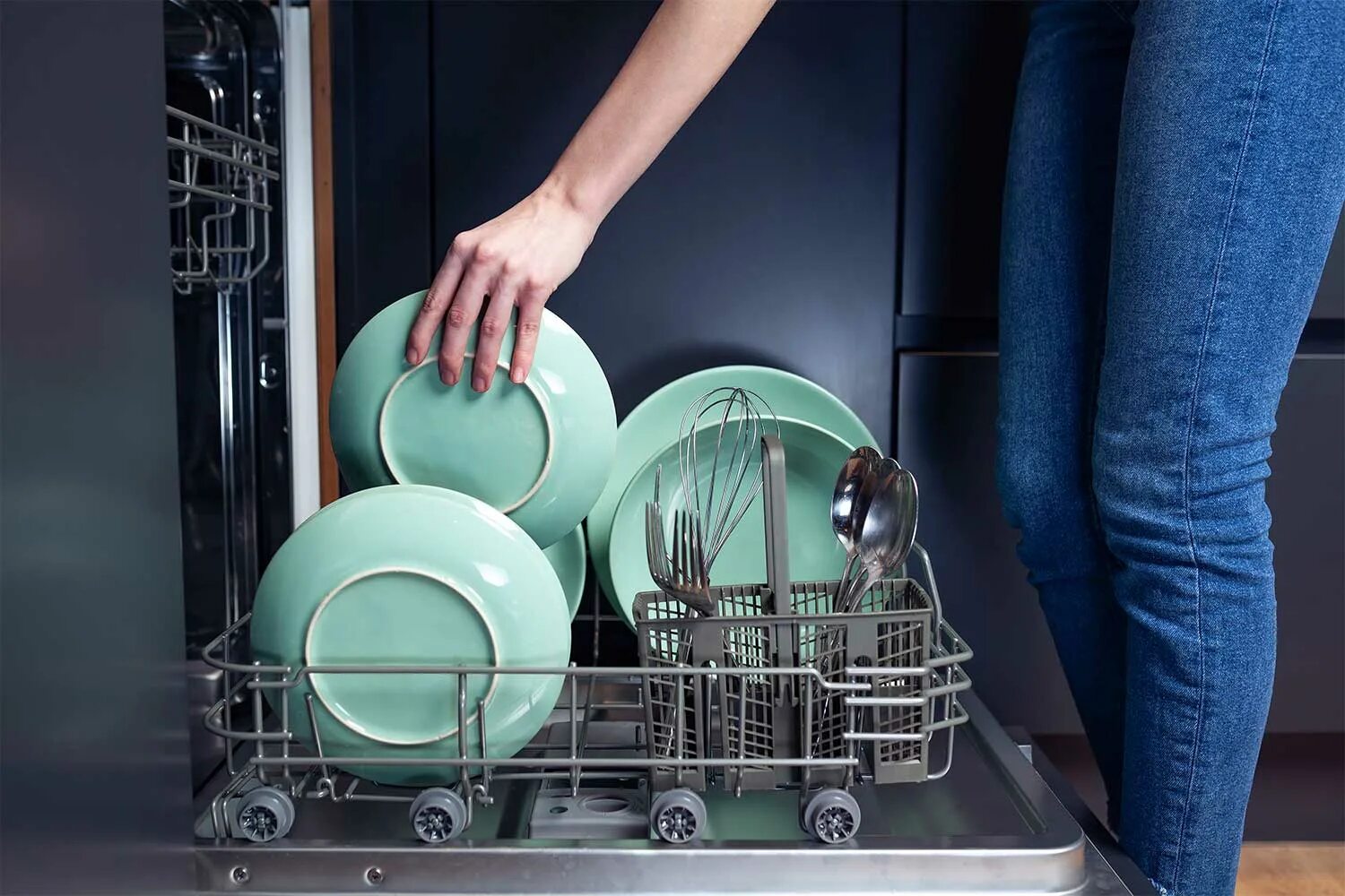 Для посудомоечных машин. Посудомоечная посуда. Посуда в посудомоечной машине. Посуда моющая машина. День мойки посуды