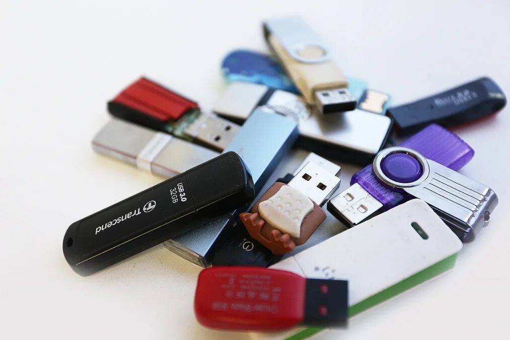 Flash memory. Много флешек. Флешки разные. Флешки в ассортименте. USB флешки много.