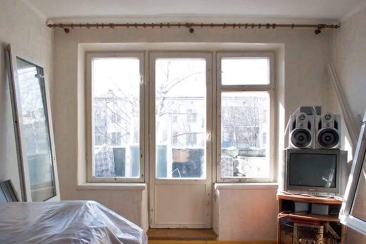 установка окон хрущевка. советские деревянные окна. балконный блок пластиковые окна. оконный блок пвх балкон поворотно-откидная глухая. пластиковое окно на кухню в хрущевку.