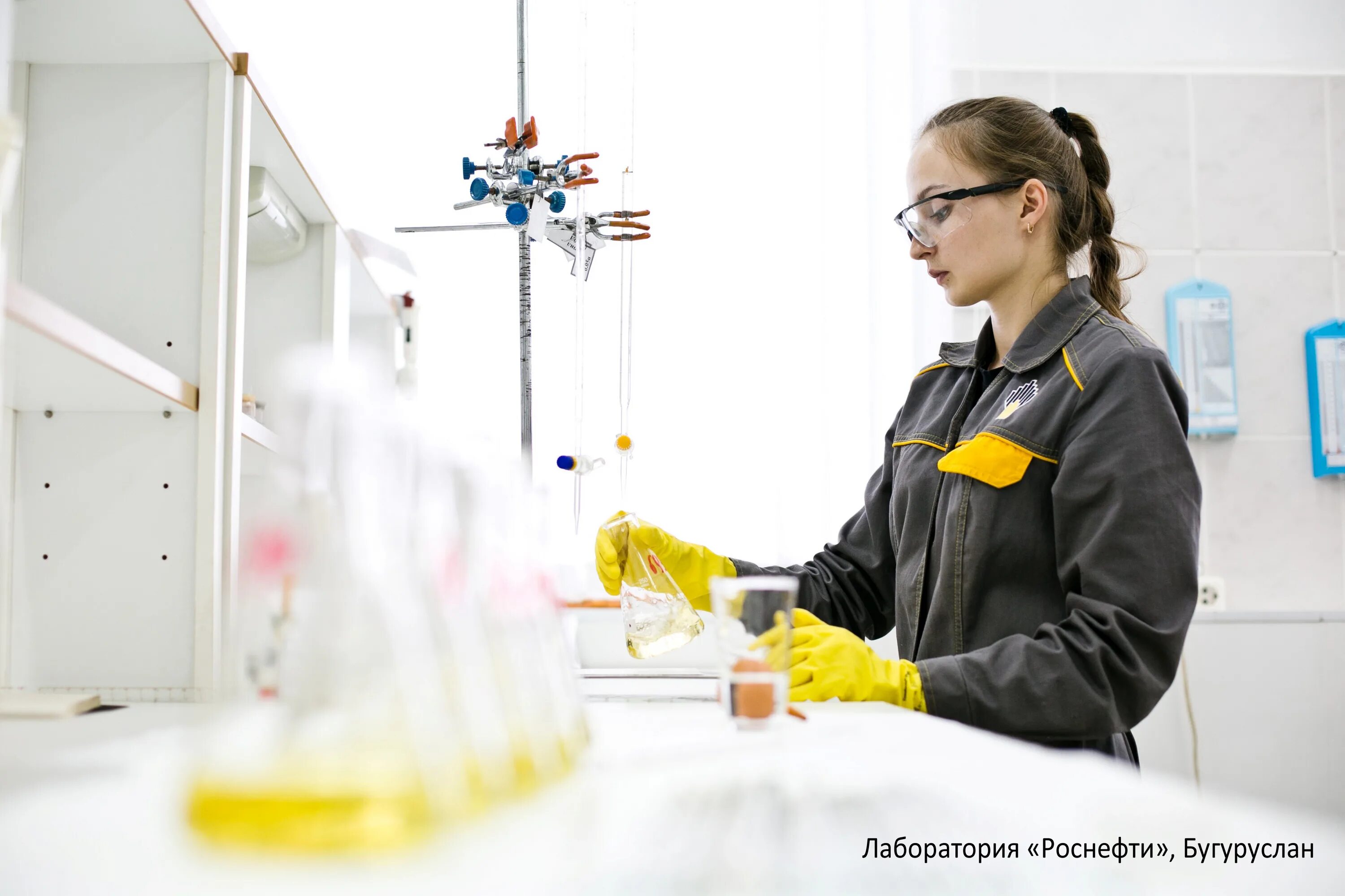 Профессия лаборант. Лаборатория моторных масел. Лаборант нефти. Лаборант химического анализа. Химия лабораторное исследование воды.