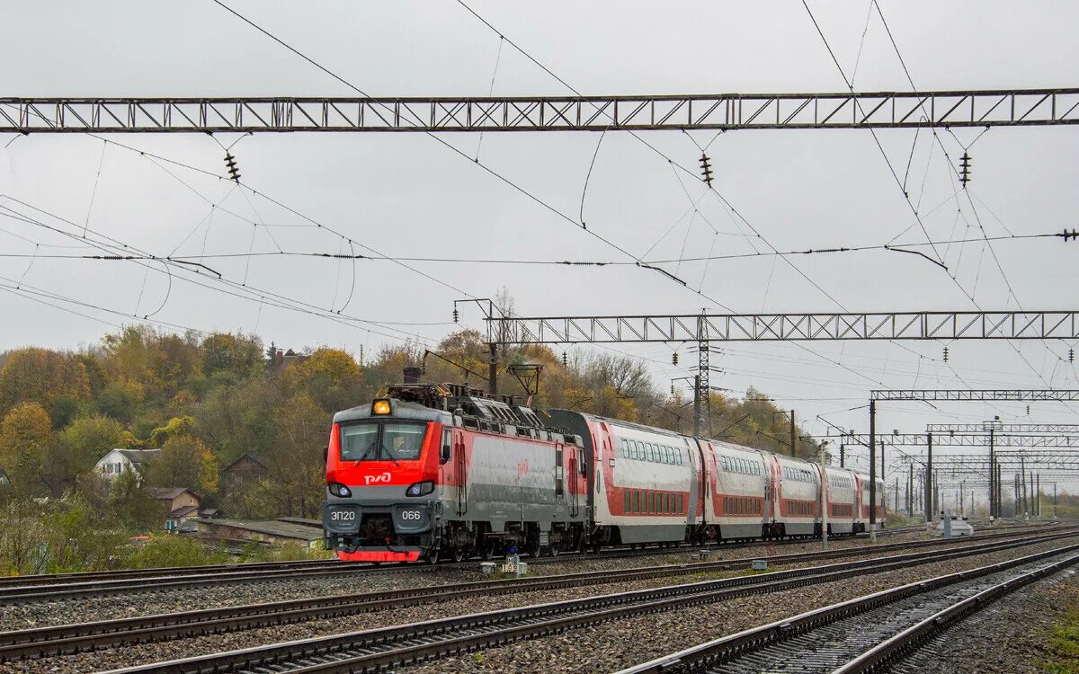 Ржд смоленск телефон. Эп20 с двухэтажным поездом. Двухэтажный пассажирский поезд эп20 070. Станция сортировочная Смоленск. Поезд 743 Москва Смоленск двухэтажный.