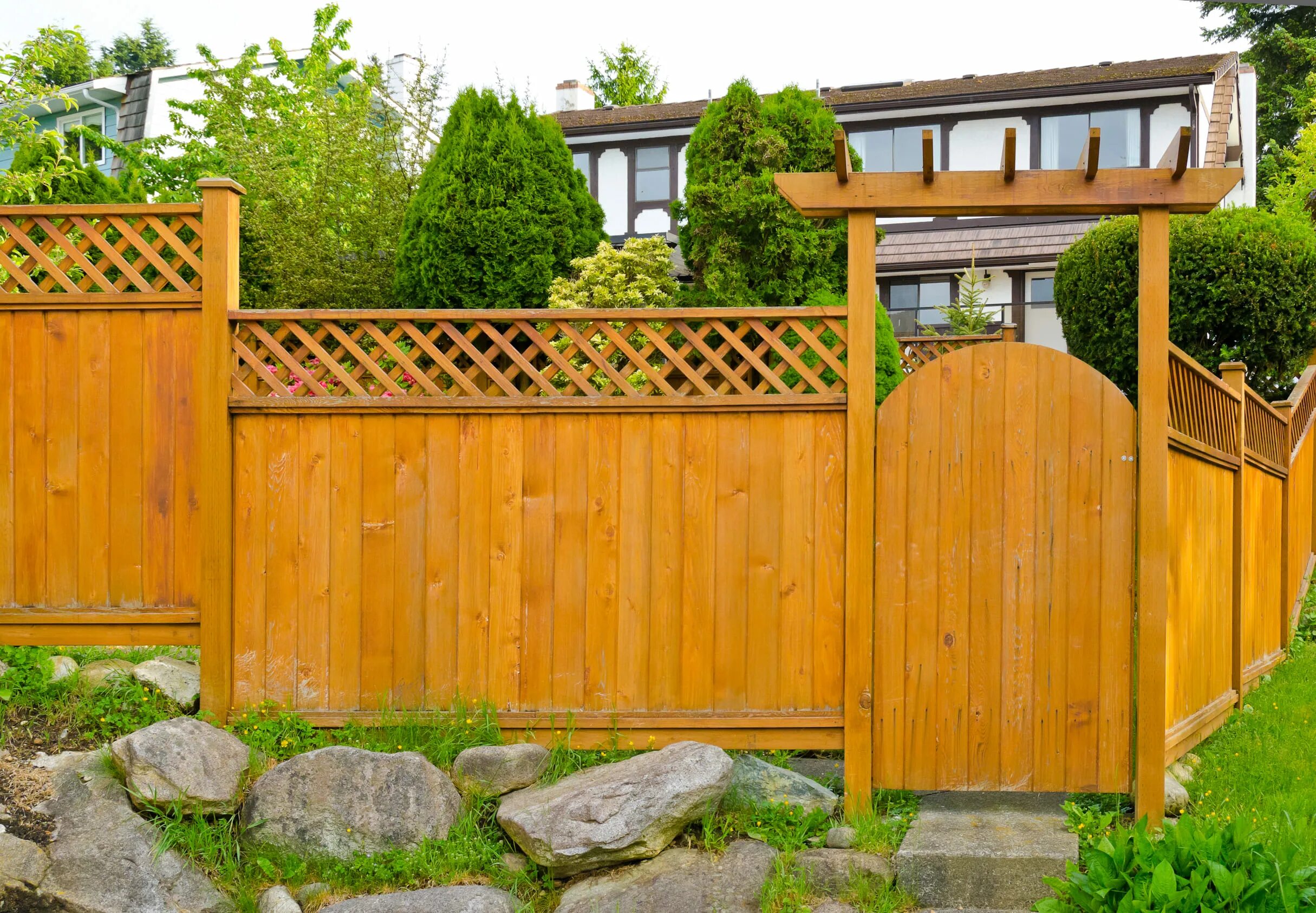 Заборы для дома своими руками фото. Деревянный забор. Красивый деревянный забор. Необычный деревянный забор. Деревянные заборы и ограждения.