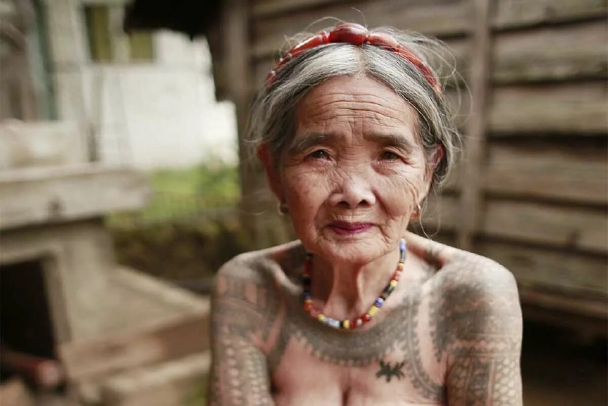 Вангу китайский. 103 Летняя татуировщица филиппинка. Ванг од Оггей в молодости.