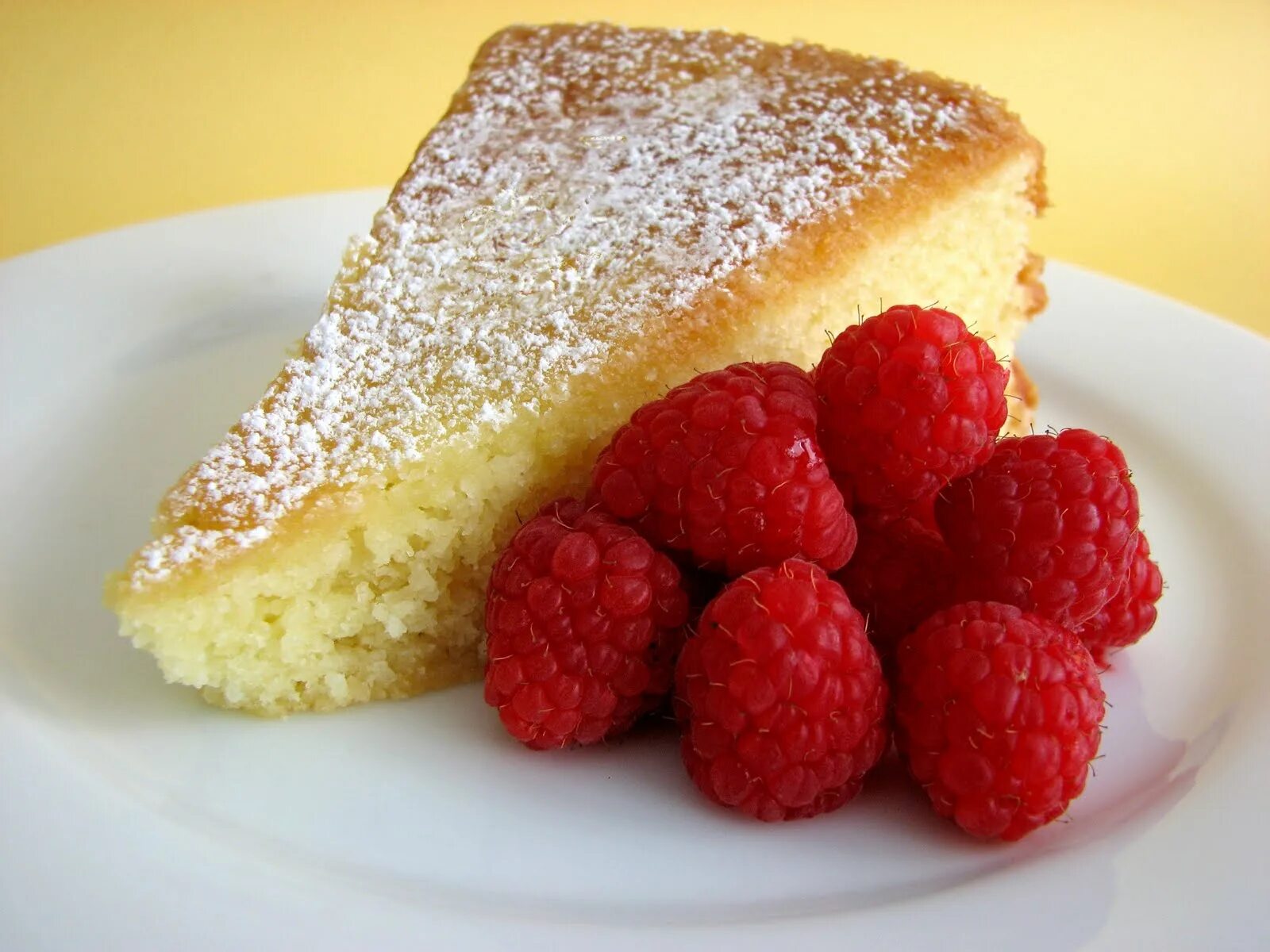 Творожный пирог с яблоками. Кондитерские изделия из творога. Какую можно сделать с творогом. Творожная ватрушка королевская. Королевский творожник.