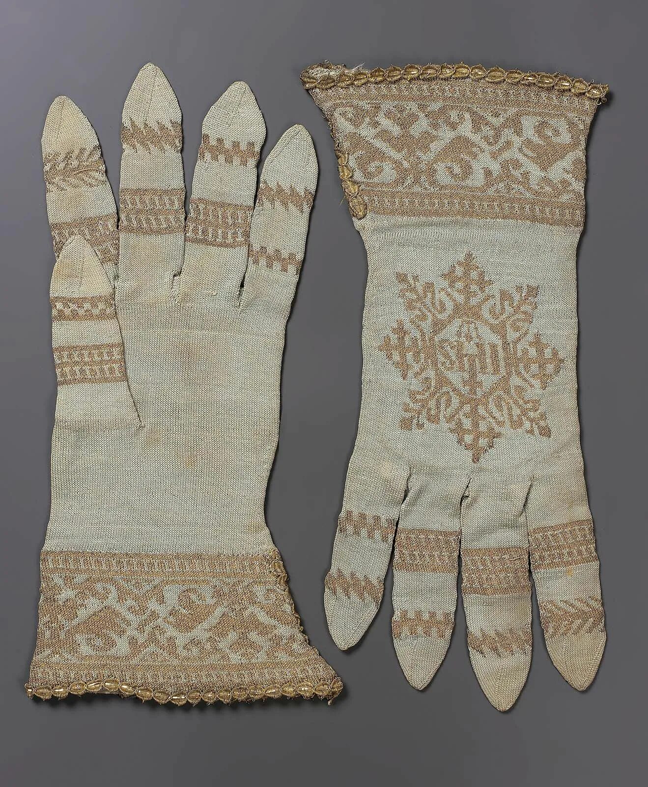 Перчатки с вышивкой своими руками. Pair of gloves. Древнерусские перчатки. Старинная перчатка для соколиной охоты. Старинные перчатки.