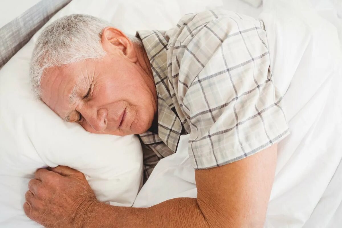 Спящий пожилой мужчина. Дедушка спал руки у дедушки лежали