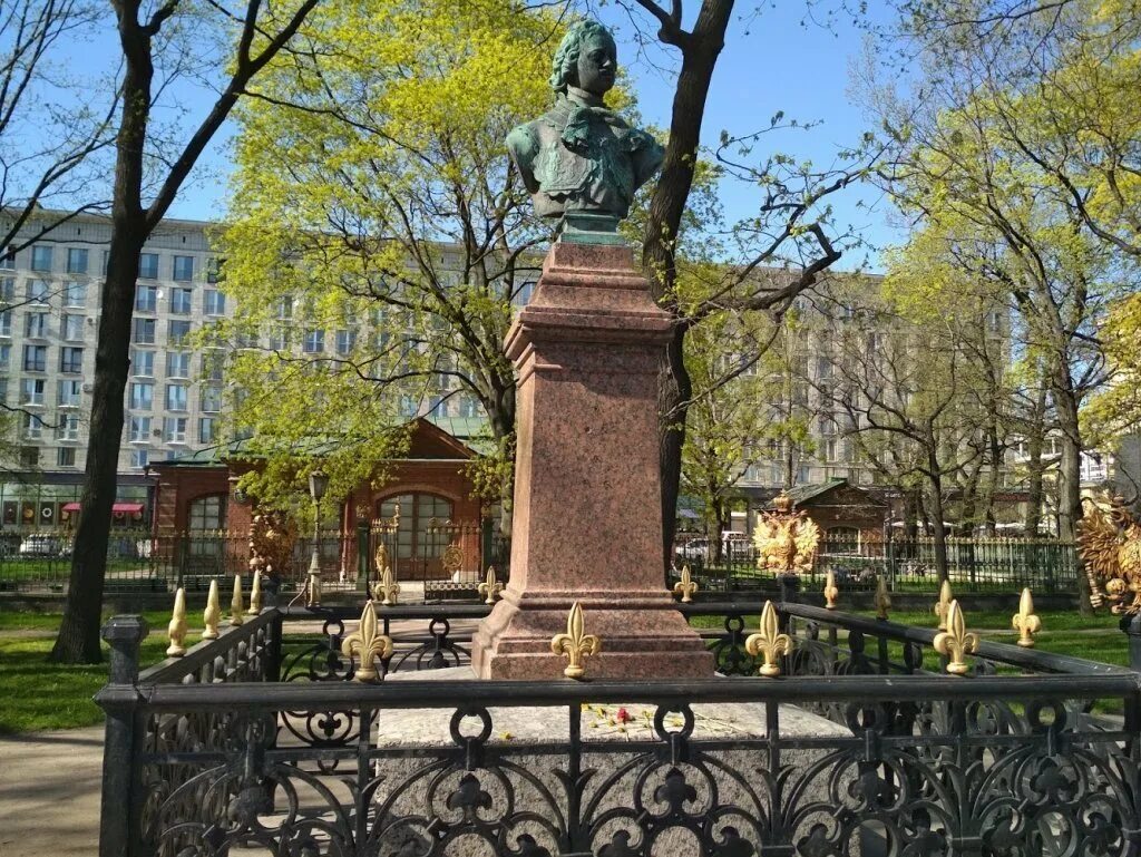Домик петра в санкт петербурге. Домик петра 1 в санкт-петербурге. летний домик петра 1 в санкт-петербурге. домик петра 1 сад. домик петра 1 памятник в санкт-петербурге.