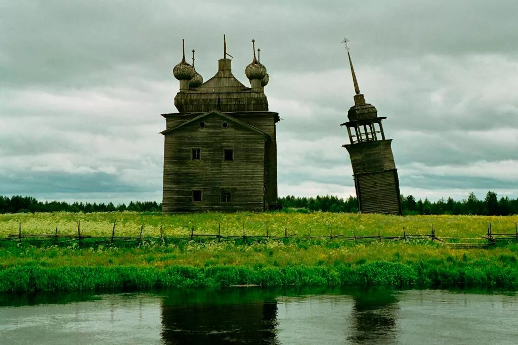 Памятники деревянного зодчества русского севера. Нименьга Церковь. Нименьга Преображенская Церковь. Деревянные церкви Руси перекошены древние стены. Деревянные церкви Руси старые полуразрушенные.