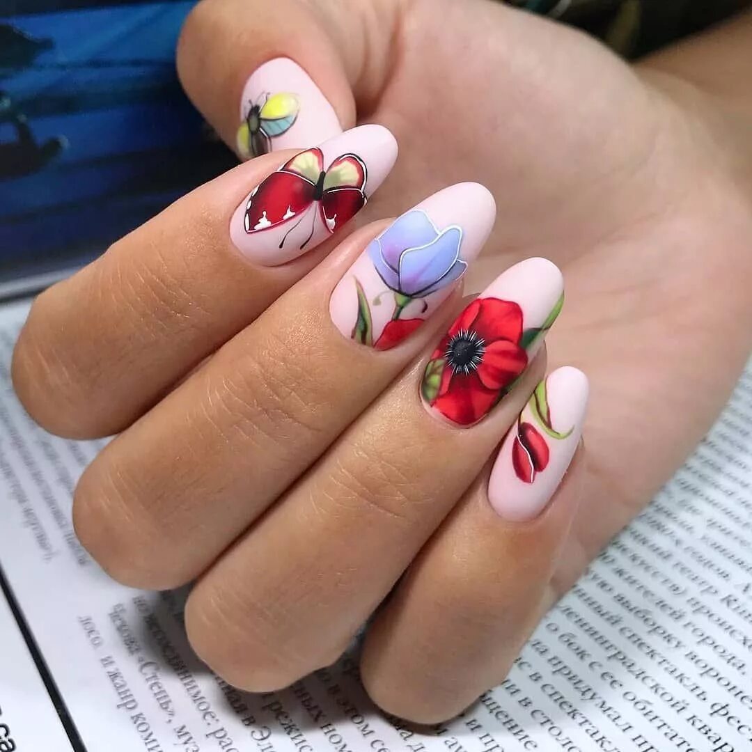 Яркие весенние ногти 2024. Маникюр с цветами. Ногти с цветочками. Красивые маникур с цветочками. Весенние ногти.