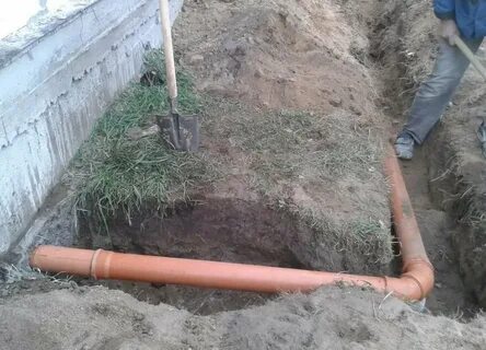 Укладываем канализационные трубы в частном доме