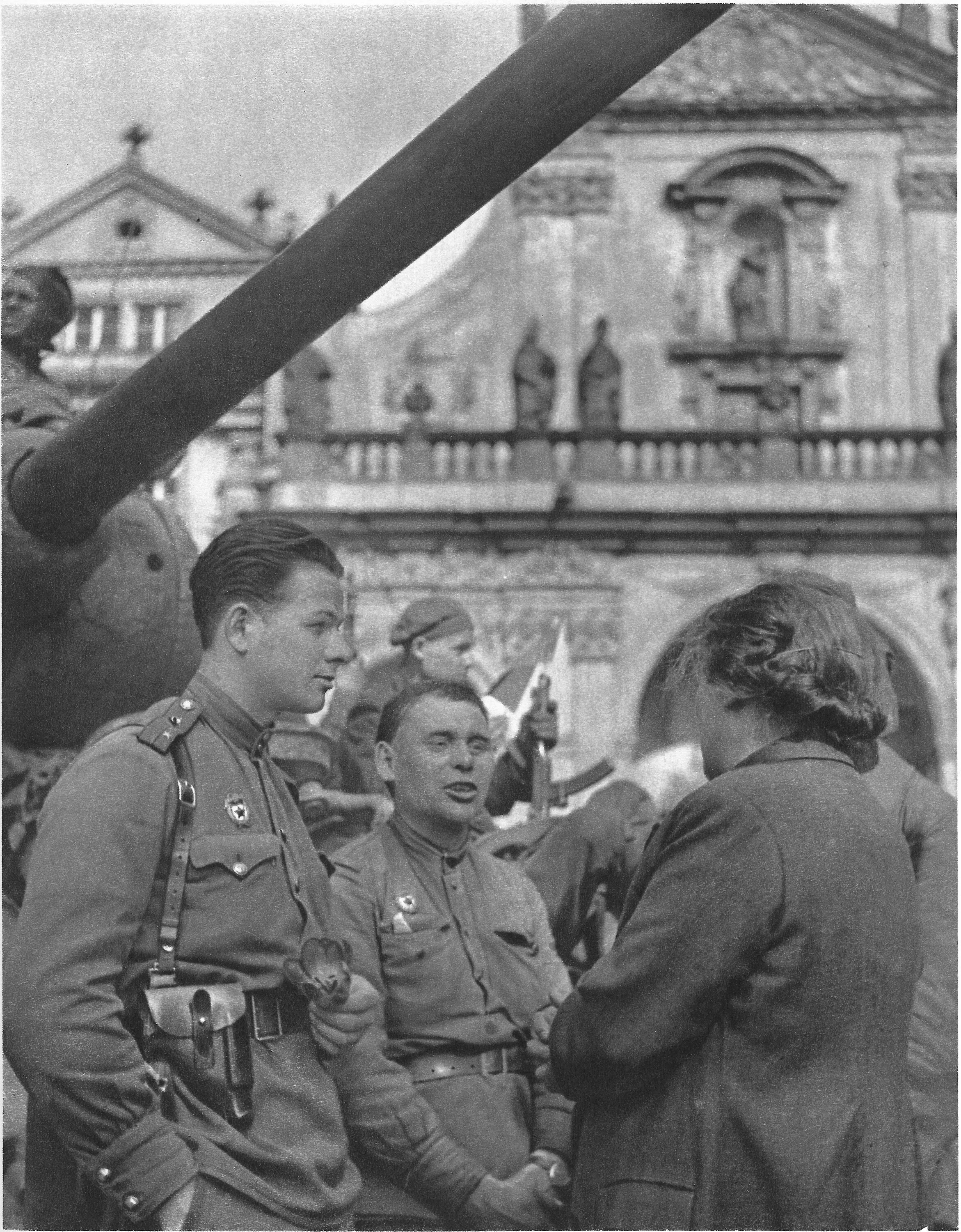 Советские солдаты в Праге 1945. Освобождение Праги 1945 красная армия. Освобожденная Прага 1945. Победа в Праге 1945.