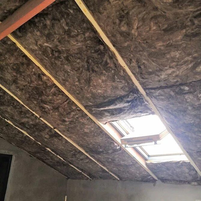 Утеплитель для крыши. Монтаж утеплителя кровли изнутри. Утепление кровли изнутри. Схема утепления мансардной крыши базальтовой ватой. Утепление кровли мансарды изнутри.