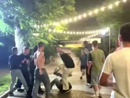 Толпой накинулись на 16 летнего мальчика