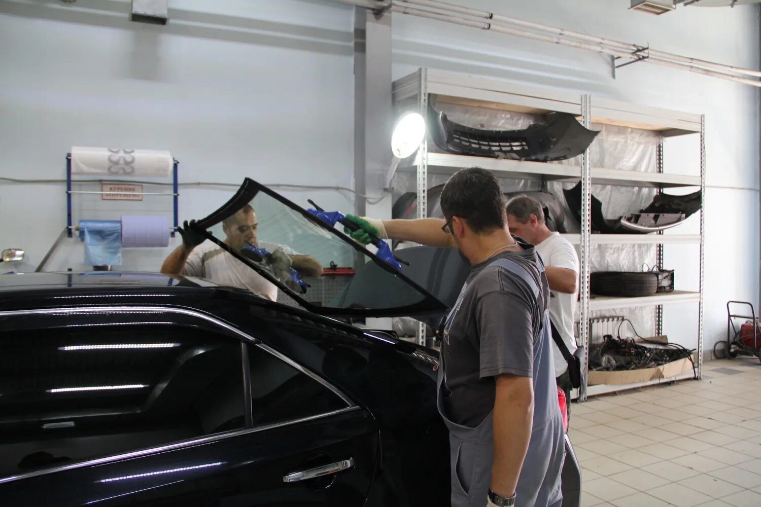 Замена заднего стекла автомобиля. Замена заднего стекла машины. Тонировка авто в крылатском. Комплект вклейки стекла киа рио 3. Заднее стекло автомобиля замена.