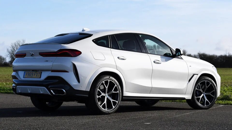 BMW X6 xDrive30d M Sport в кузове G06 2019 года выпуска для рынка Великобритании