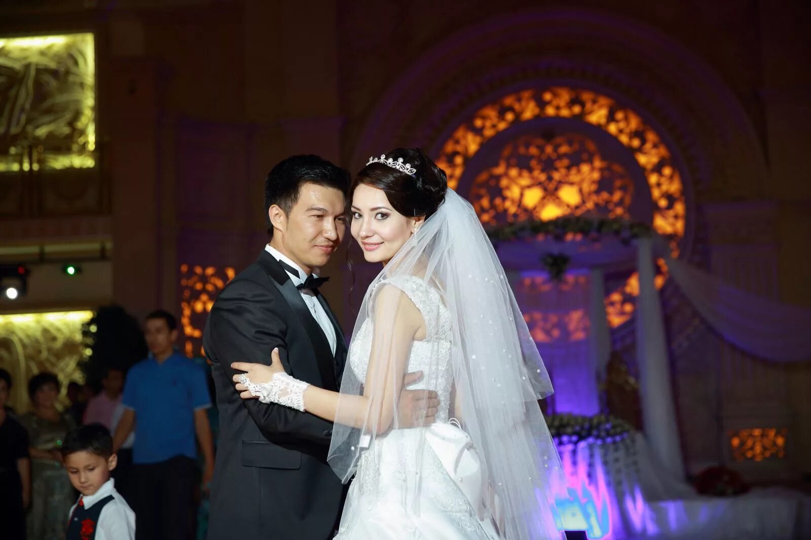 Узбекча туй. Никох туйи узбекистан. Узбекча туй. Келин куёв никох. Невеста узбекистан чой.