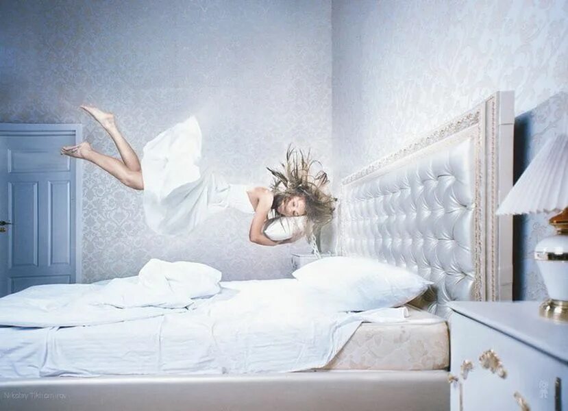 Летать во сне. Падает на кровать. Девушка парит над кроватью. Летает над кроватью. Потолки невесомость