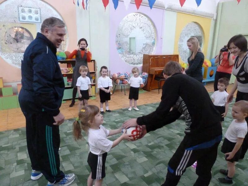 спортивные праздники в доу. дети с родителями на мероприятии. интересное мероприятие с родителями. интересные квесты для детей. праздник в детском саду с родителями.