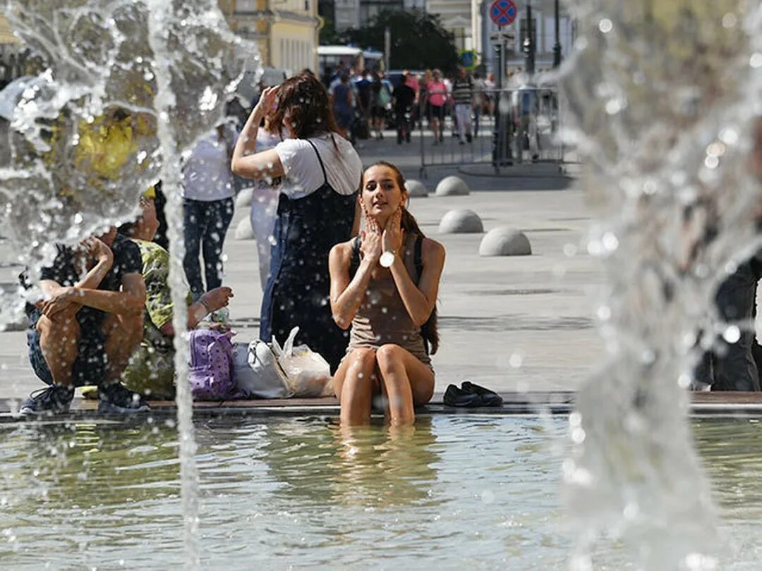 В городе холодно в городе жарко. Лето жара. Летний дождь в городе. 30 градусная жара в москве. Лето жара город.