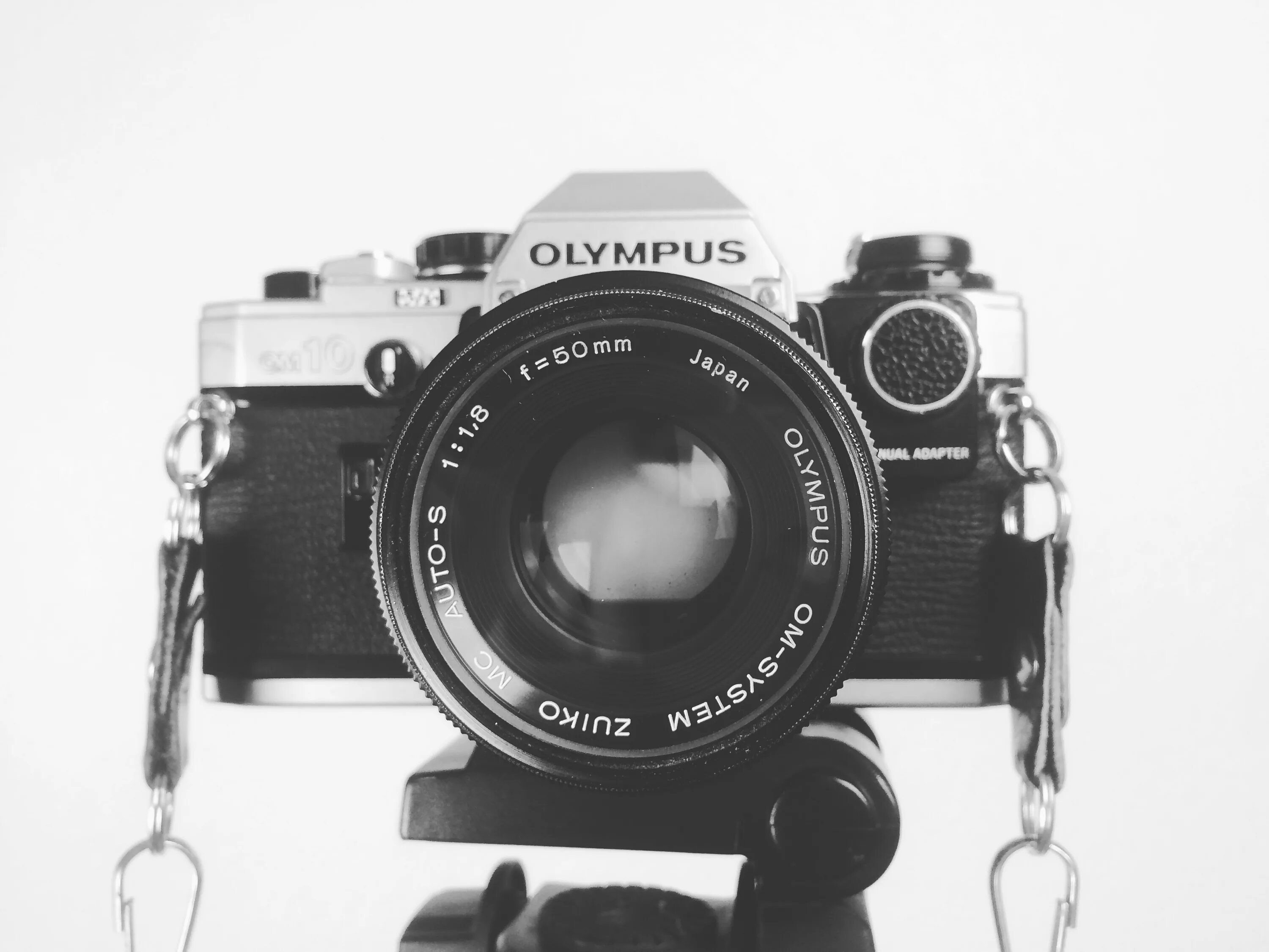 Камера стала черно белой. Olympus Lens фотоаппарат. Фотоаппарат Эстетика. Фотоаппарат черно белый. Фон для сайта фотографа.