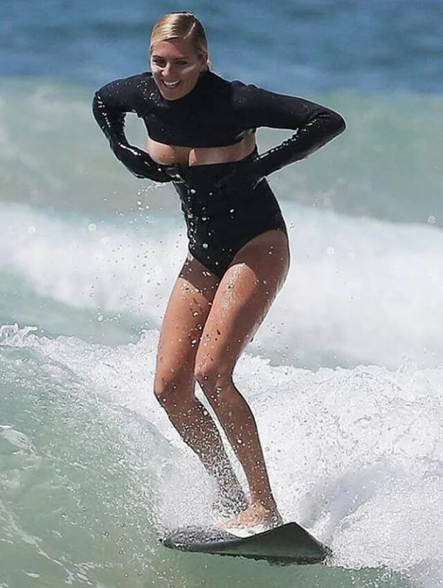 Мария менунос бикини. Мария менунос грудь. Мария менунос на пляже. Девушки на водных горках. Джессика альба hot.