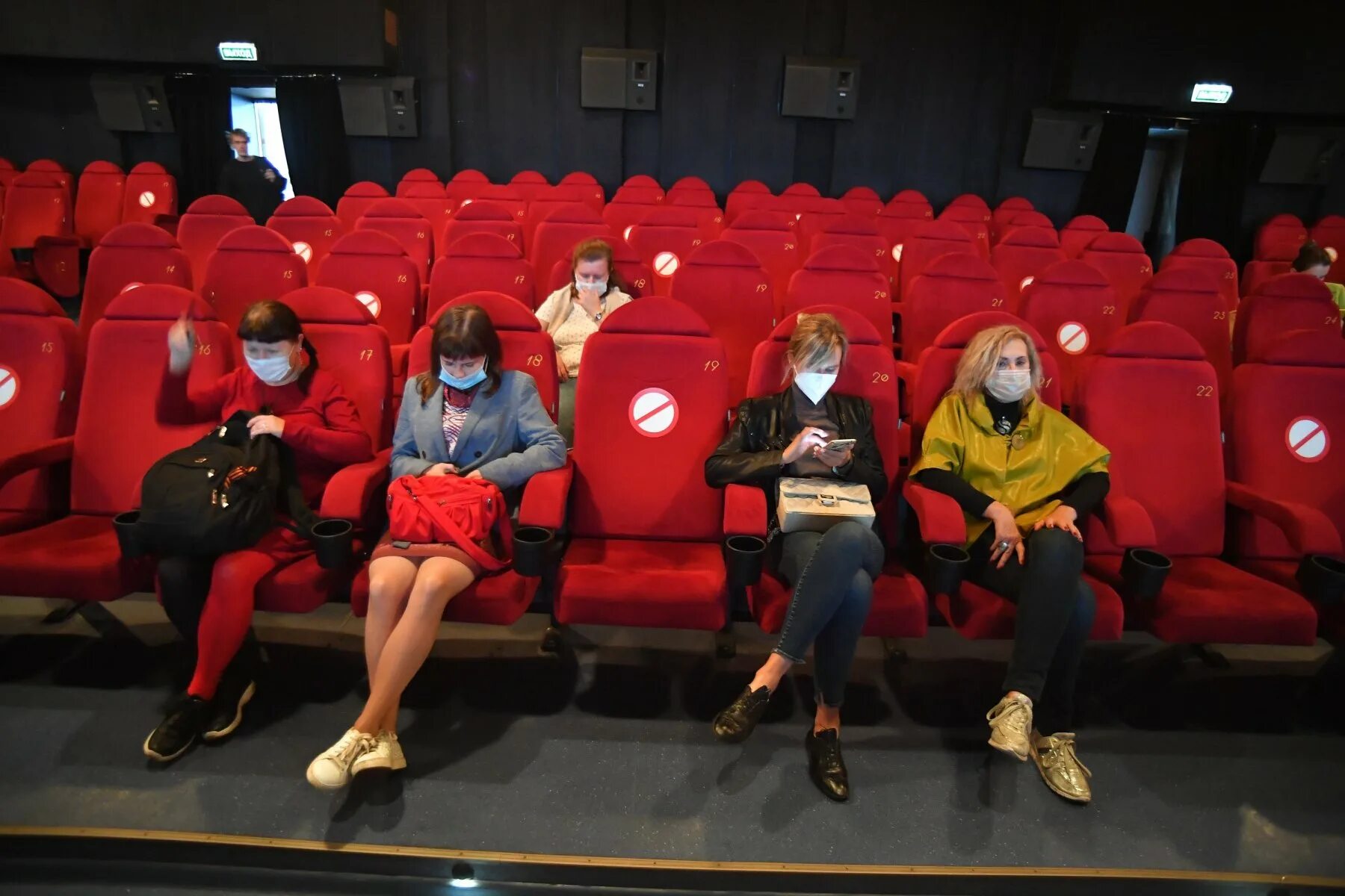 Кинотеатр на несколько человек. Люди в кинотеатре. зрители в кинотеатре. зрители в кинозале. кресла в кинотеатре.