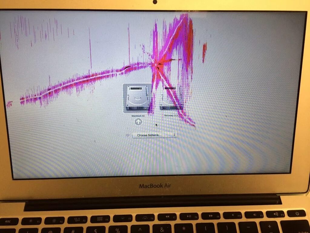 Гудит монитор. Макбук Эйр разбитый монитор 16.10. Полосы на матрице ноутбука. Артефакты на экране. Повреждение экрана ноутбука.