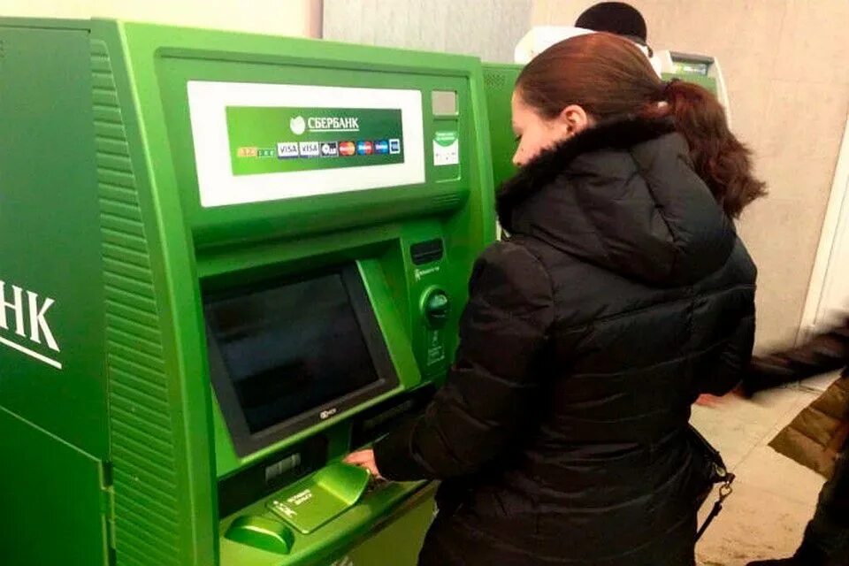 Почему нельзя снимать деньги в банкомате. Деньги в банкомате. выдача денег в банкомате. снятие денег в банкомате. банкомат сбербанка.