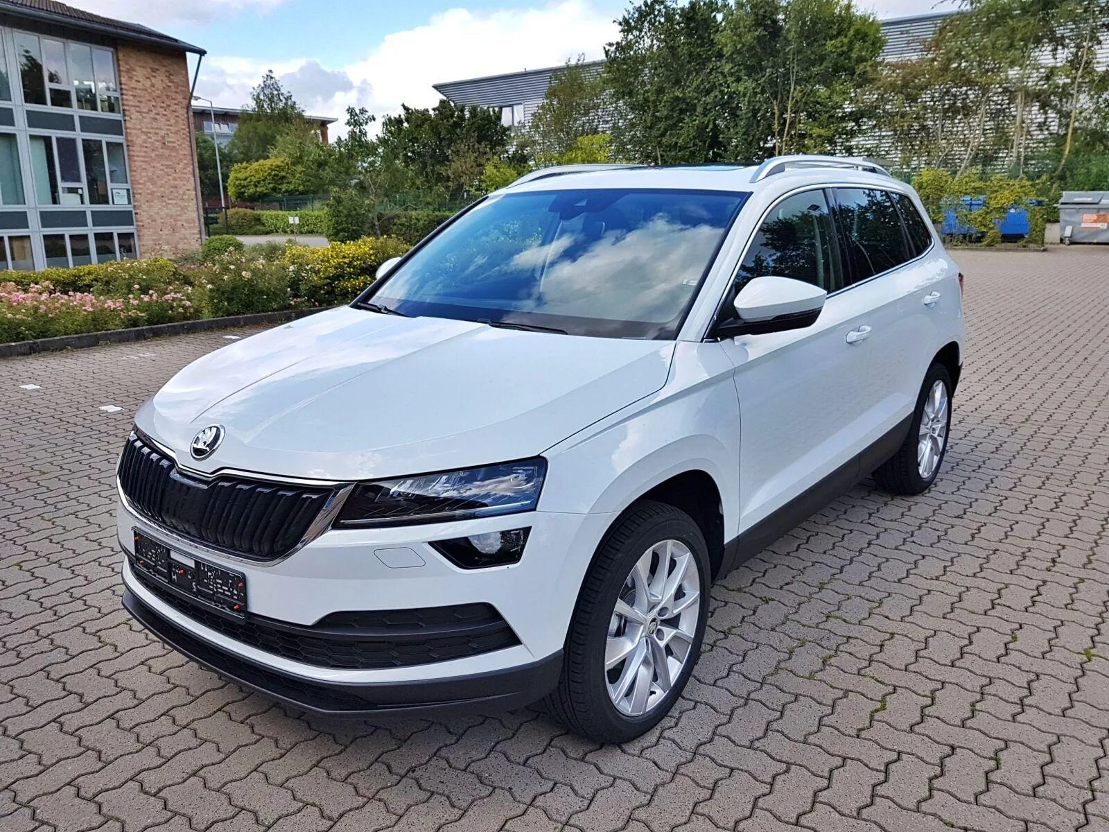 Skoda style. Skoda karoq 2025. skoda karoq белый. шкода карок белый 2025. шкода карок белый стайл.