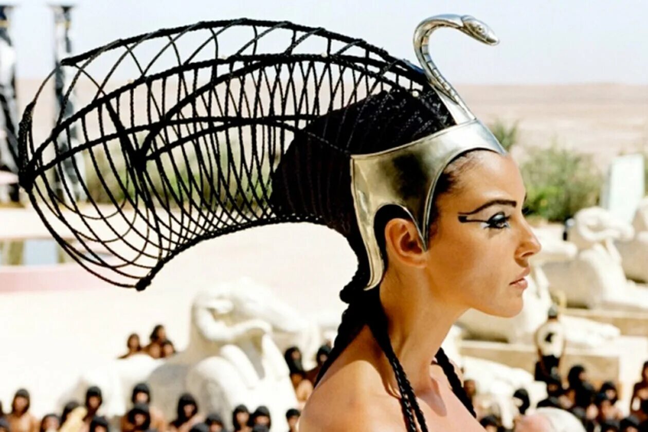 астерикс и обеликс миссия клеопатра фильм. муника билучи клеопатра. моника беллуччи астерикс и обеликс. астериск и обелиск миссия клеопатра. моника беллуччи астерикс и обеликс миссия клеопатра.