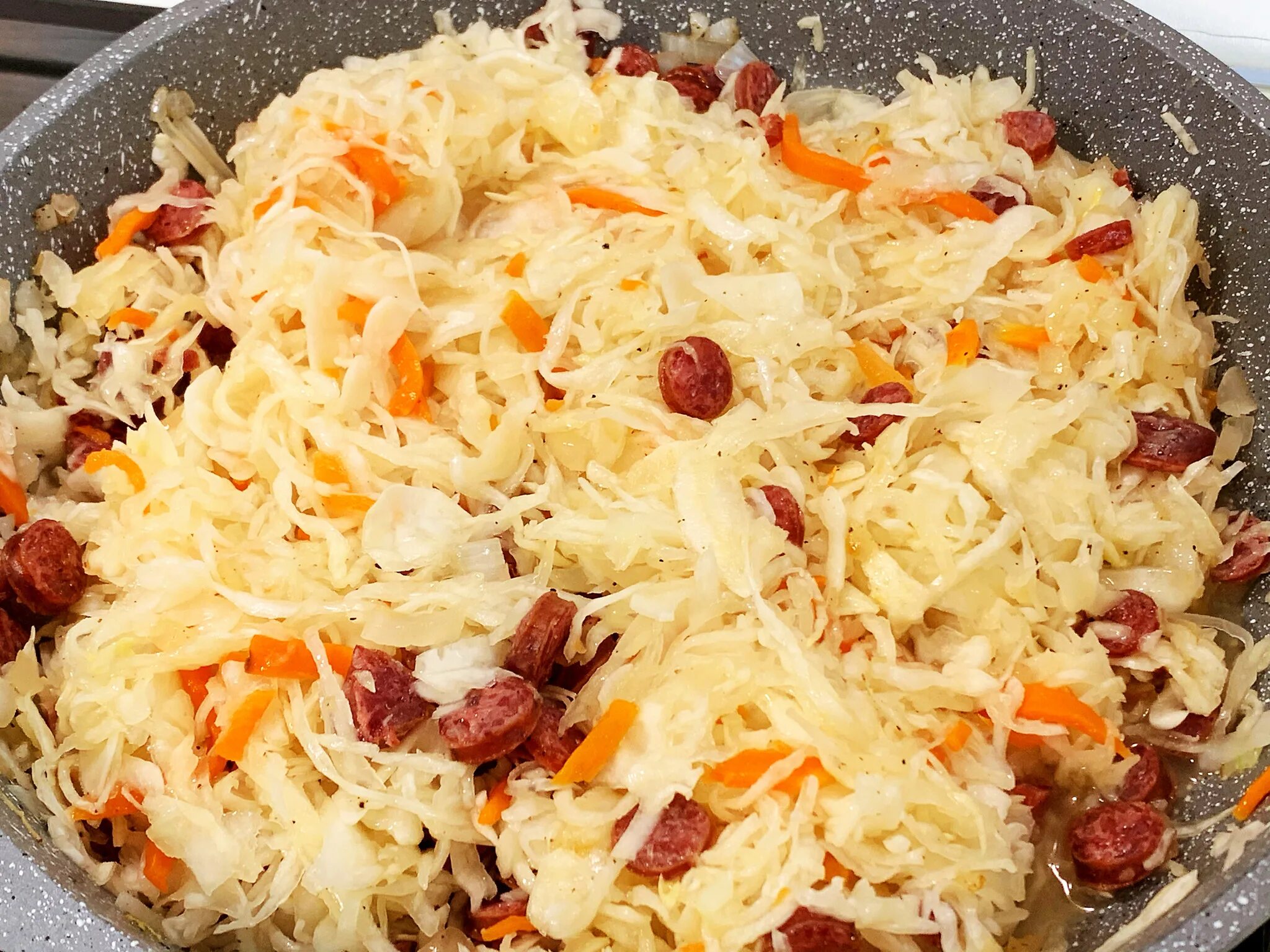 Тушеная квашеная капуста по немецки. Немецкая квашеная капуста Sauerkraut. Капуста шукрут. Sauerkraut немецкая тушеная капуста. La choucroute квашеная капуста.