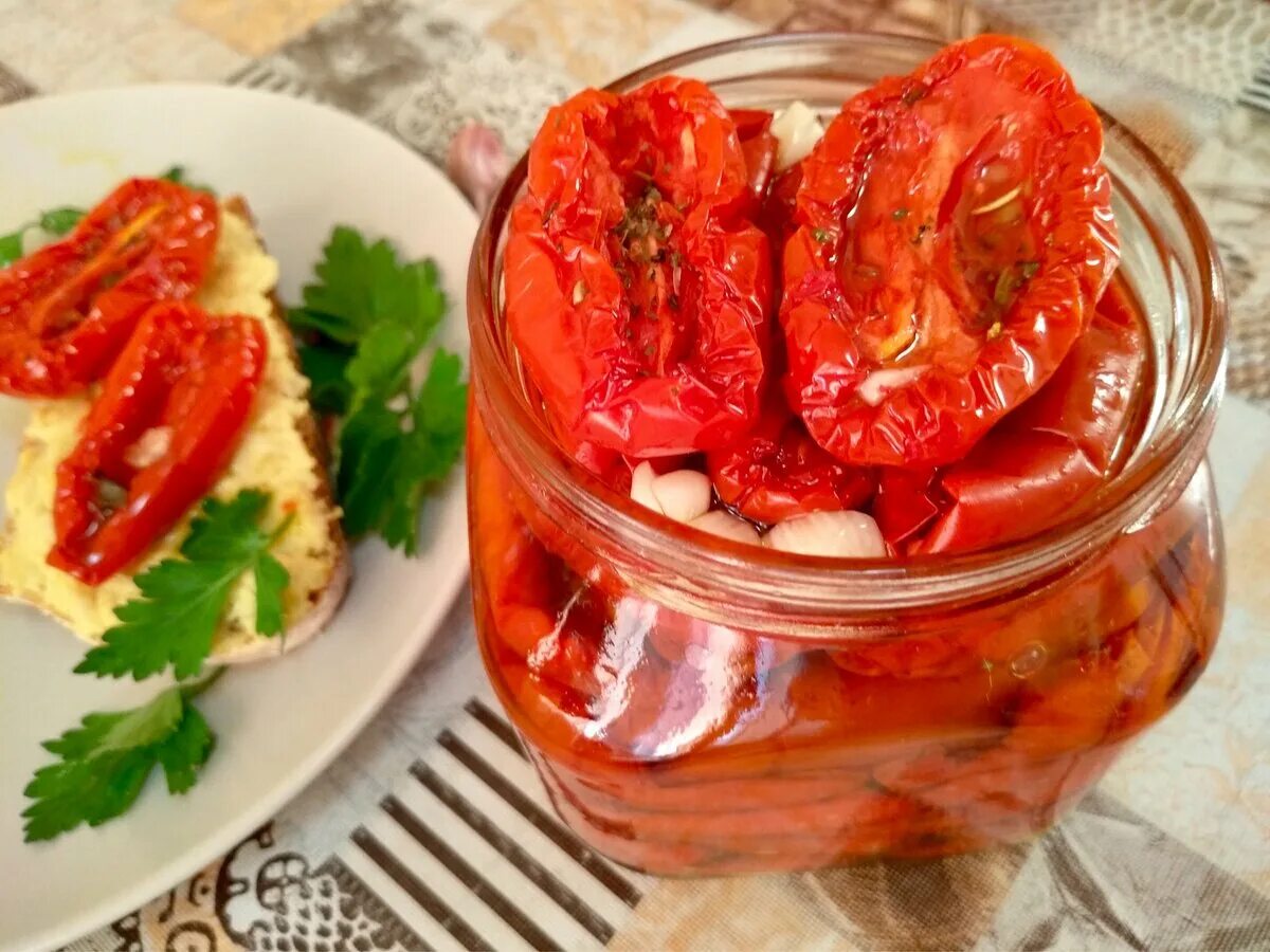 Вяленые томаты самый простой рецепт. Вяленые помидоры. Вяленые томаты. Закуска с вялеными томатами. Закуска из вяленых помидоров.