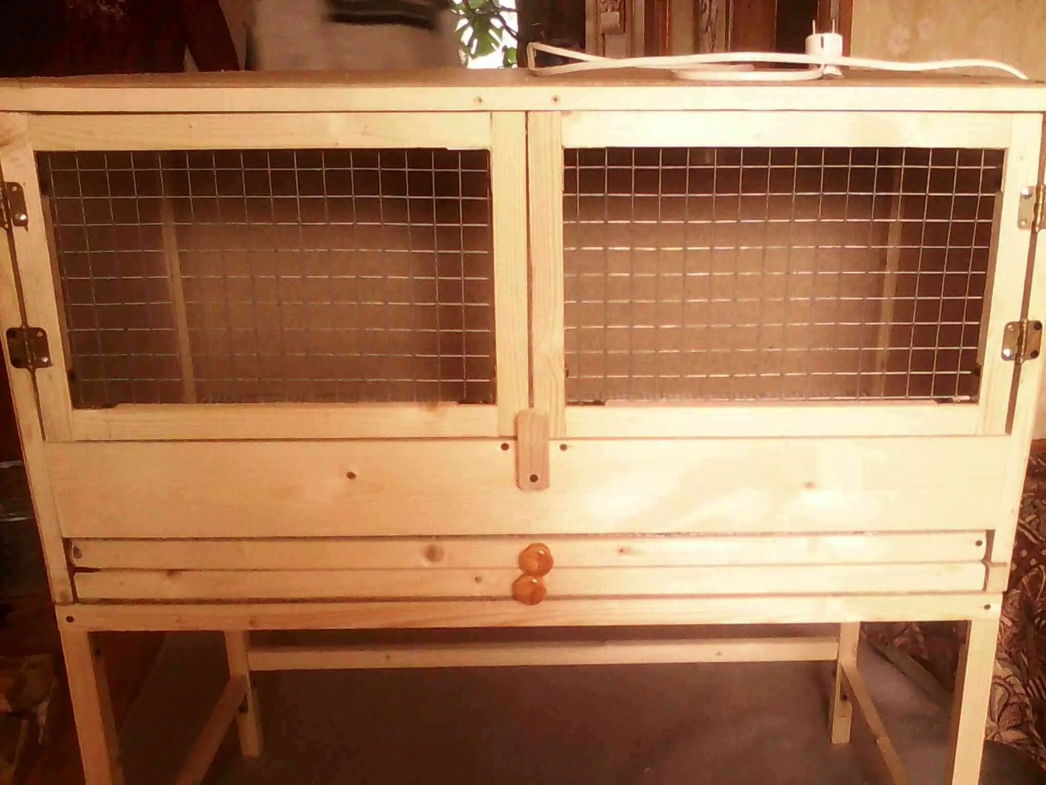 Брудер на 50 цыплят бройлеров. Брудер для цыплят перепелов. Брудер для перепелов. Брудер брудер для индюков. Брудер для цыплят бройлеров.