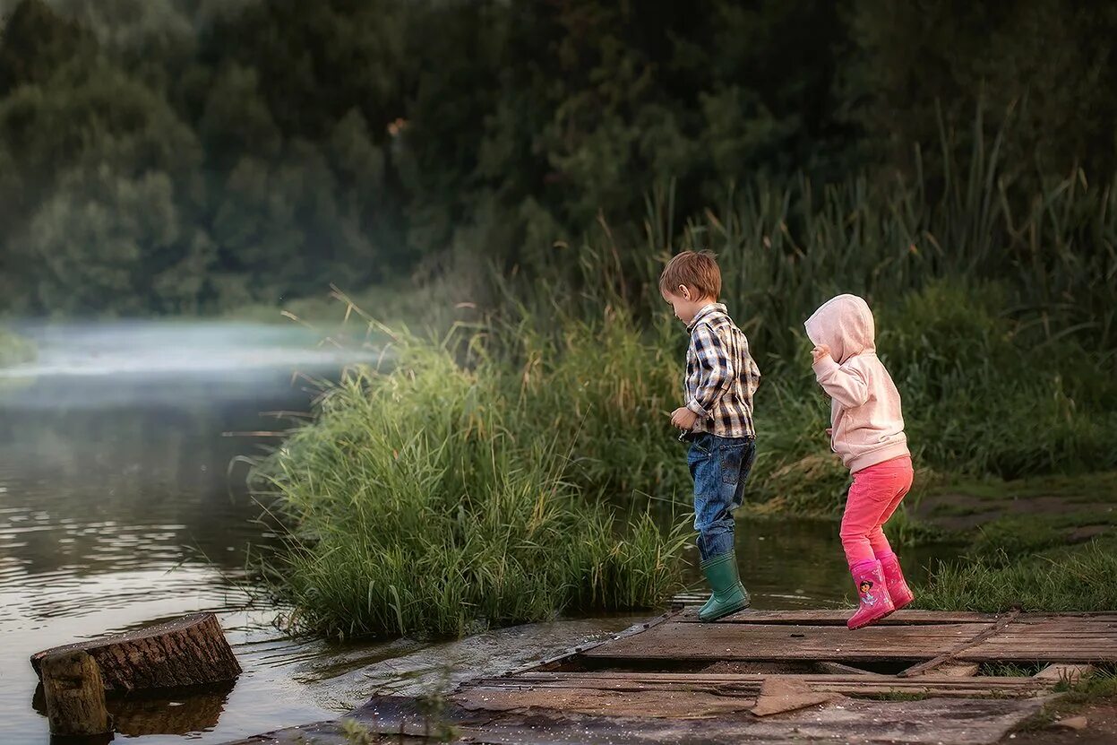 Веселые дети на прогулке. Девочка с собакой в парке. Веселый проект. Фото гулять и веселиться лето. Фотоконкурс осенняя прогулка.