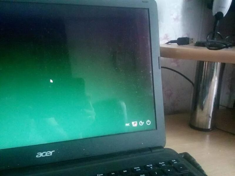 Ноутбук с зеленым экраном. Отслоение матрицы ноутбука. Отслоение матрицы монитора. Экран ноутбука зеленит. Что делать если экран ноутбука стал