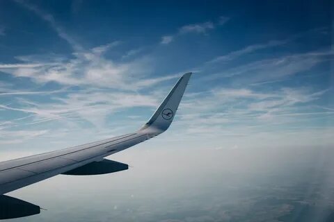 Airplane wing