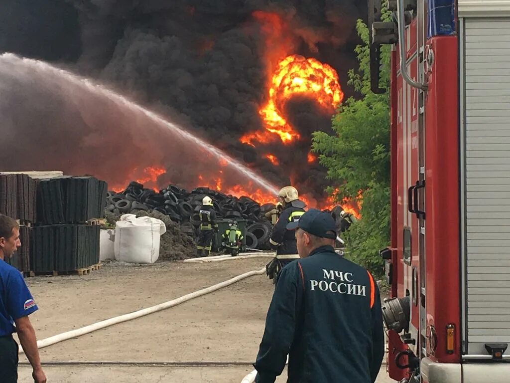 Миллер пожар. Пожар в Новосибирске сейчас Ленинский район. Пожар на заводе. Пожарные на пожаре.