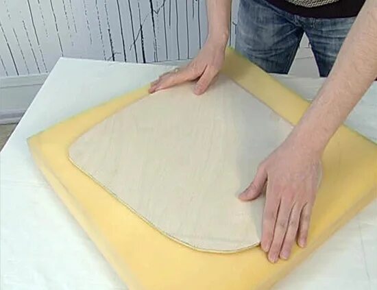 Нарезка пенопласта. Фигурные детали из поролона. Вырезать поролон круг приспособление. Формовой поролон. Вырезать поролон.