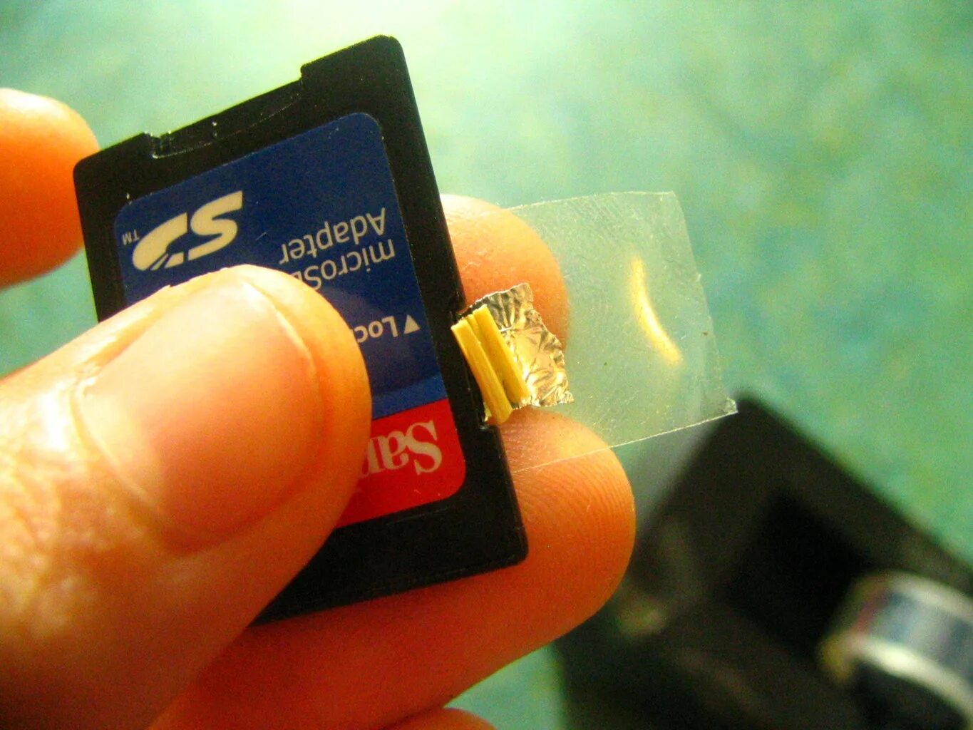 На сд квадрата. SD адаптер изнутри Lock. Переключатель на SD карте. Lock на SD карте. SD карта треснула.