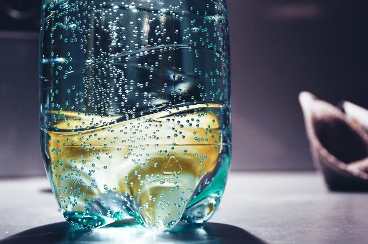 Соленая газированная вода. Вода газированная. Минеральная вода в стакане. Газировка в стакане. Пузырьки в стакане.