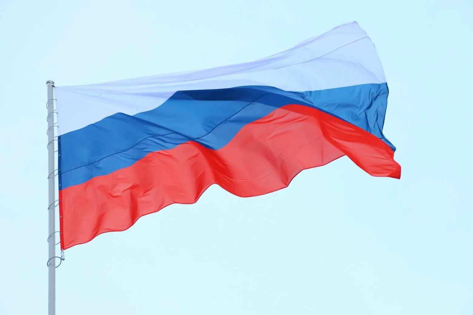 Россия выше всех. Флаг России. Развевающийся флаг. Флаг развивается. Развевающийся флаг России.